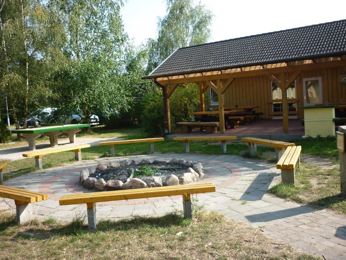 Hostel Waldhaus Am Ferienpark Mirow -Zimmer Du Wc エクステリア 写真
