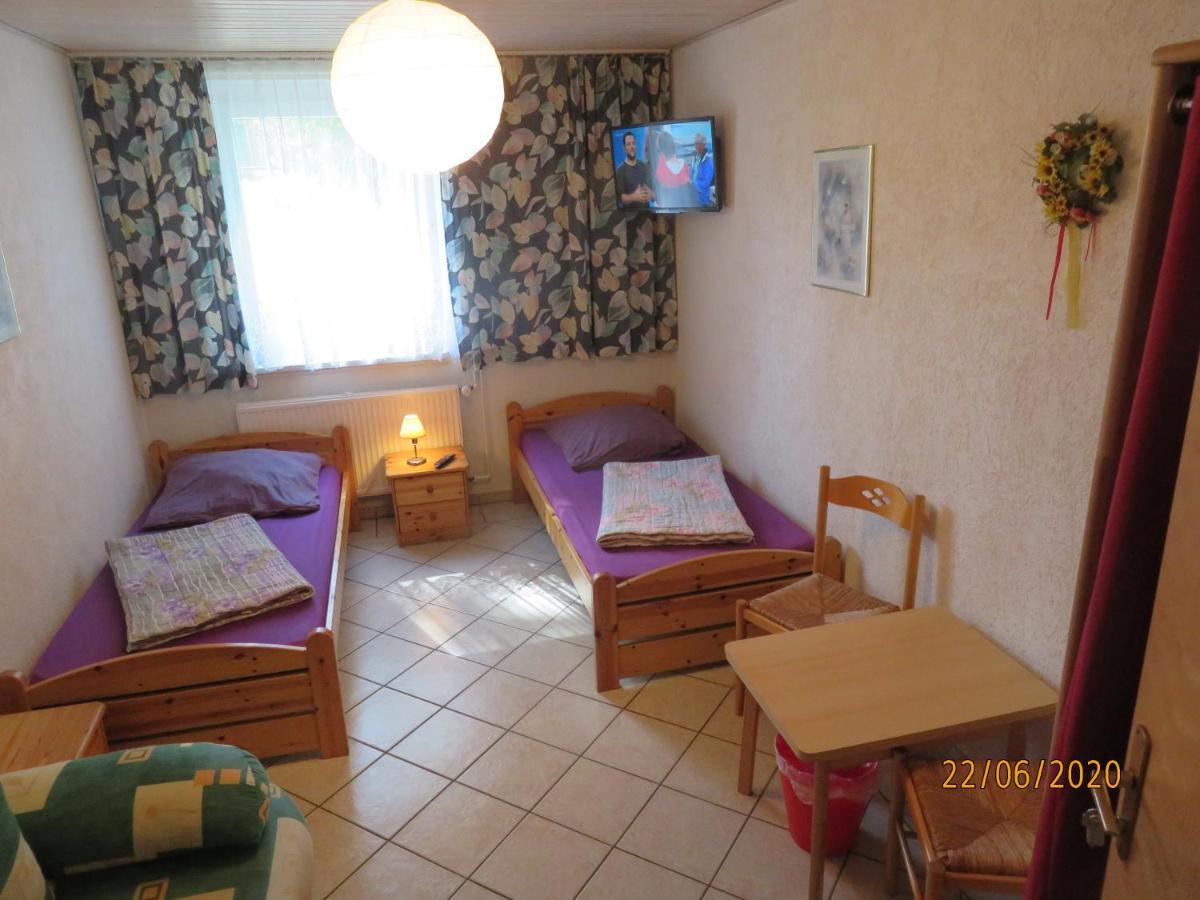 Hostel Waldhaus Am Ferienpark Mirow -Zimmer Du Wc エクステリア 写真