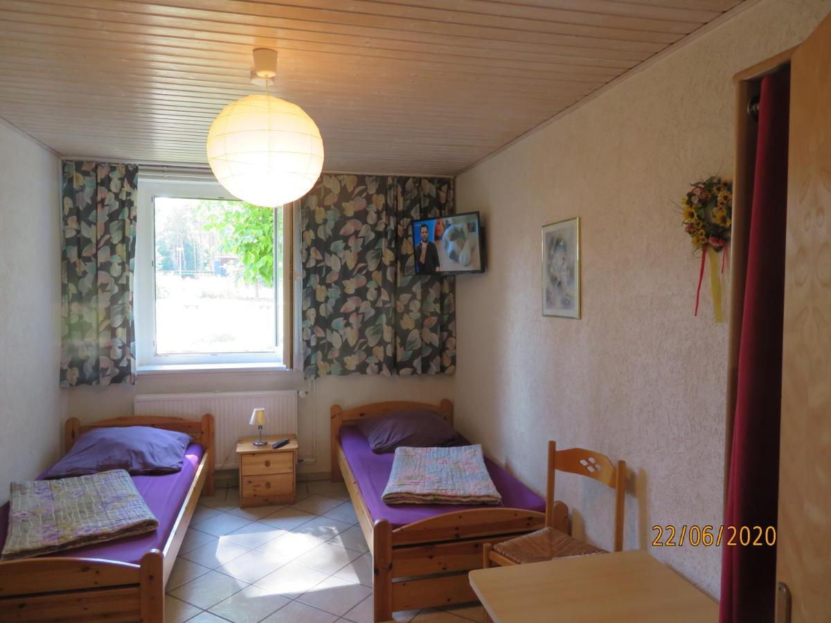 Hostel Waldhaus Am Ferienpark Mirow -Zimmer Du Wc エクステリア 写真