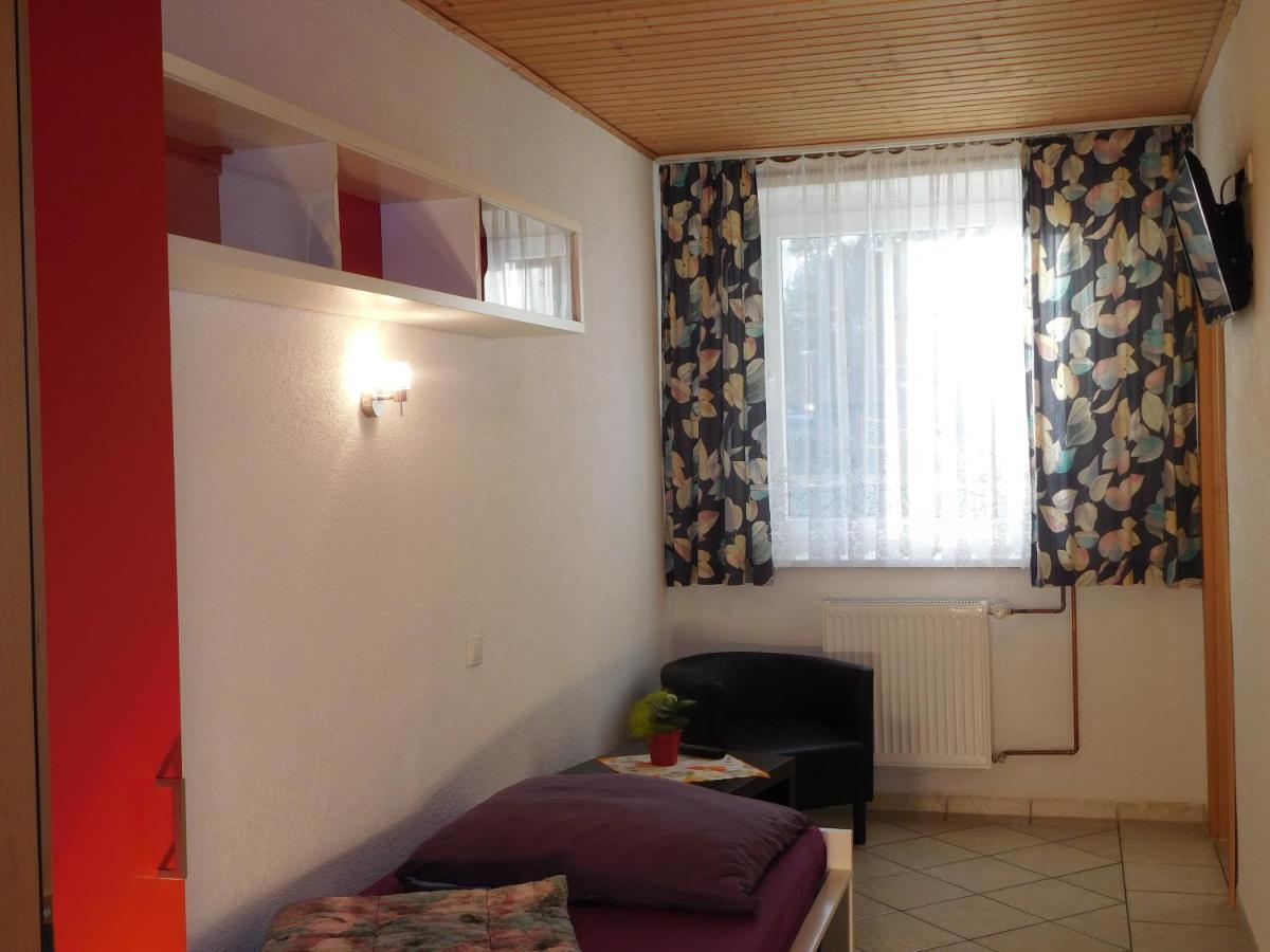 Hostel Waldhaus Am Ferienpark Mirow -Zimmer Du Wc エクステリア 写真