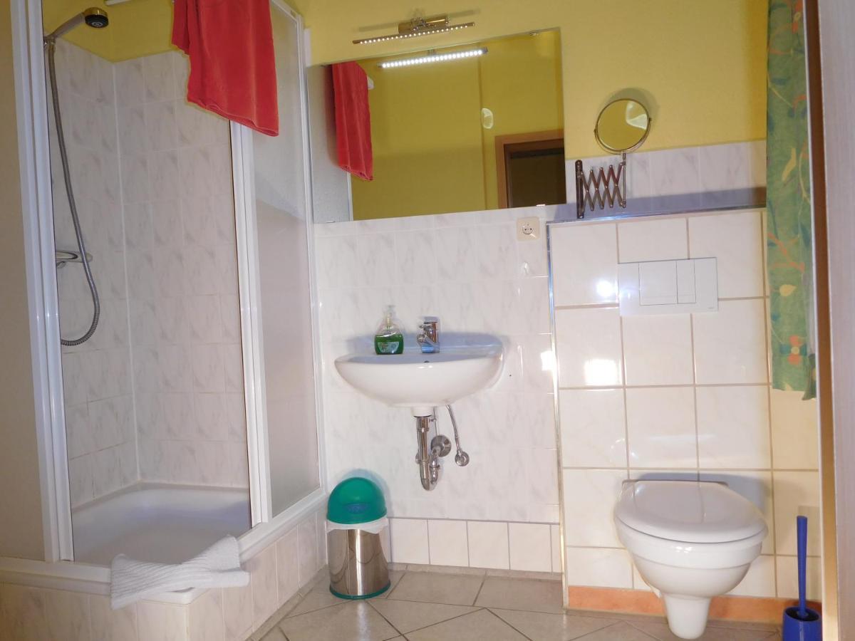 Hostel Waldhaus Am Ferienpark Mirow -Zimmer Du Wc エクステリア 写真